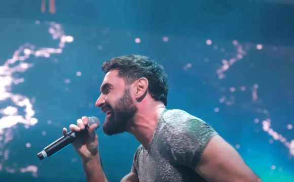 Під час концерту відомого українського співака обірвалася 16-тонна пожежна завіса