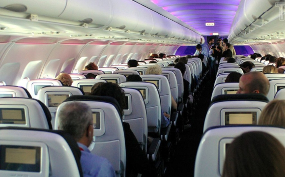 Літак з пасажирами на борту терміново приземлився після зльоту