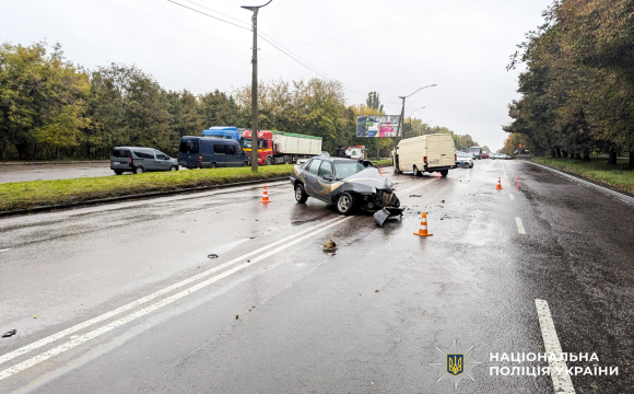 Порушив і зламав руку: у Рівному водій Опеля спричинив потрійну аварію