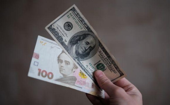 Долар подешевшав: українцям дали важливу пораду