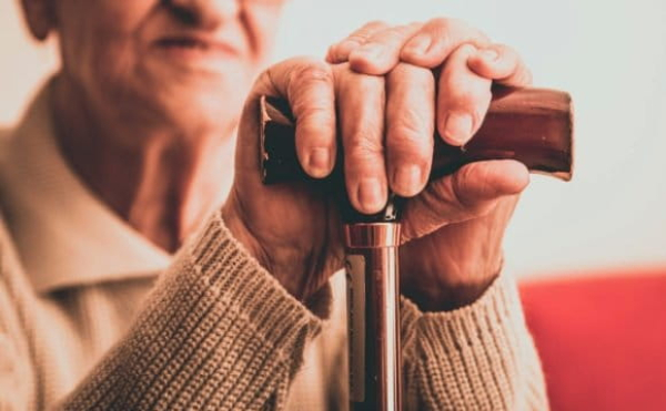 Українці, які доглядають за пенсіонером, можуть отримати гроші від держави