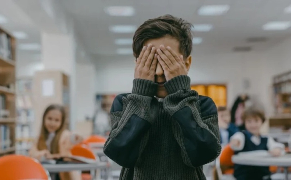 Називає «тупим» та «дебілом»: на заході України вчителька роками принижує сина нацгвардійця