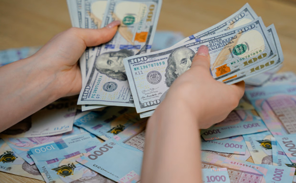 Українцям масово продають нетипові долари: уважно перегляньте свої купюри