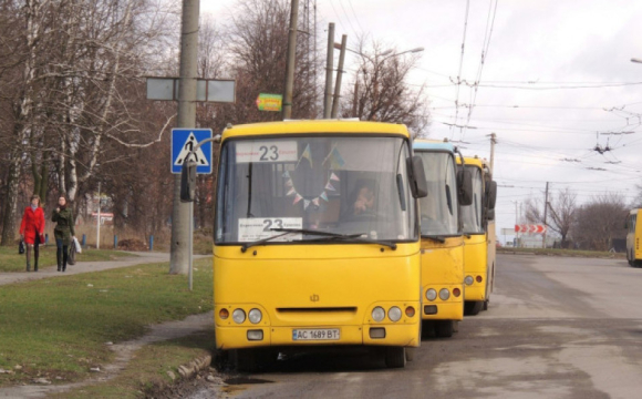 У Луцьку на Набережній сталася ДТП: УАЗ в'їхав у маршрутку