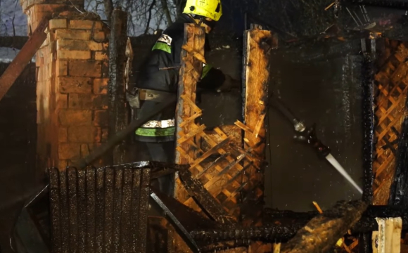 У будинку заживо згоріла жінка і двоє маленьких дітей