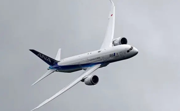 Після зльоту літак з пасажирами терміново розвернувся: що сталося