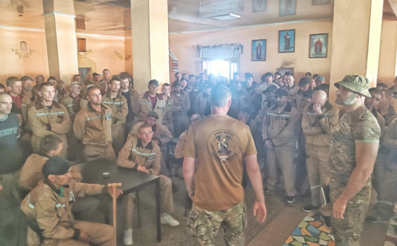 Мобілізація ув'язнених: військовий ЗСУ показав зустріч з охочими піти на фронт