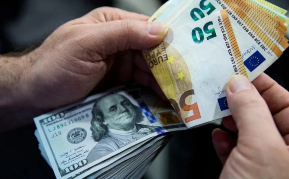 В Україні дешевшають долар і євро