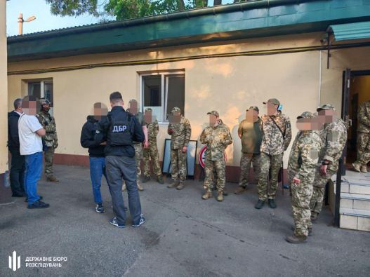 Залякували, били та незаконно утримували людей: в Україні затримали працівників ТЦК