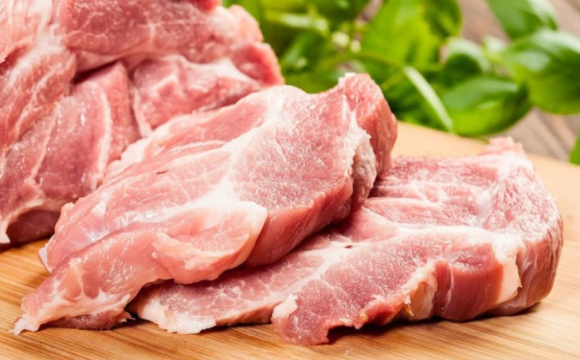 Свинини везуть більше, але ціни просіли: що відбувається на ринку
