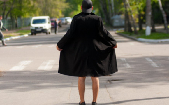 На заході України чоловік серед вулиці показував перехожим свій статевий орган