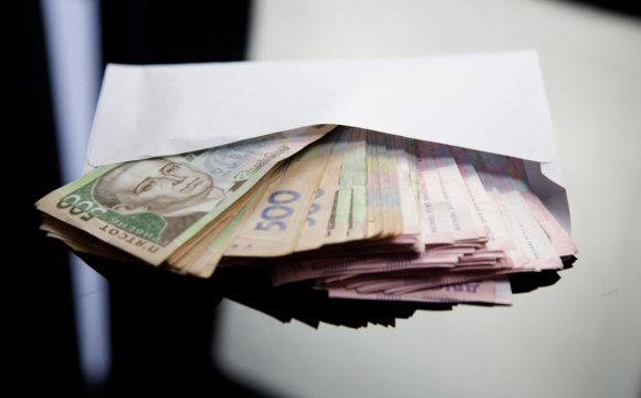 Кому в Україні підвищать зарплати вже у січні