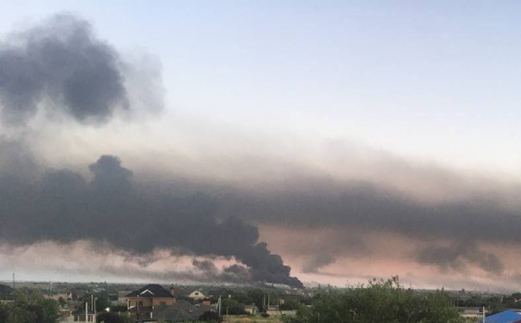 У місті горить аеродром: дим видно за 10 кілометрів