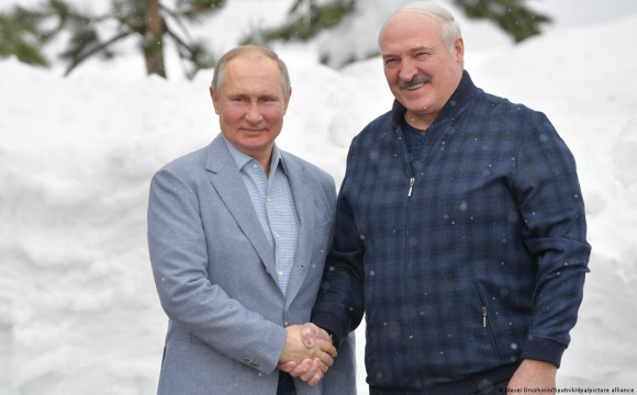 Чому Путін так сильно хоче втягнути Білорусь у війну 