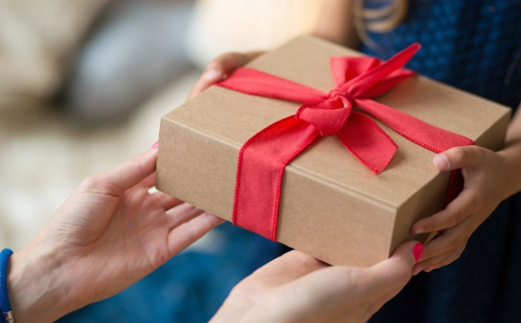 Стало відомо, коли українцям доведеться платити податки за подарунки