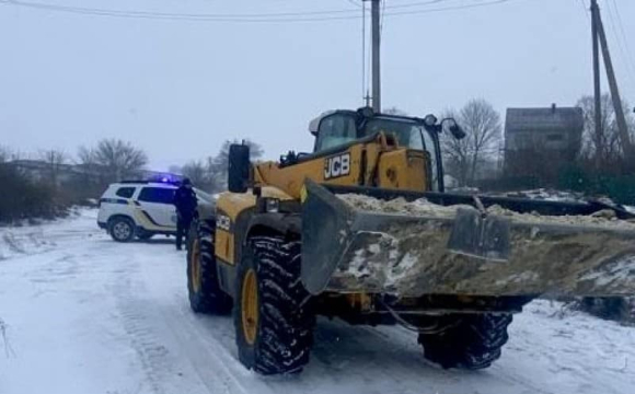 Під час посипання дороги піском трактор на смерть переїхав чоловіка