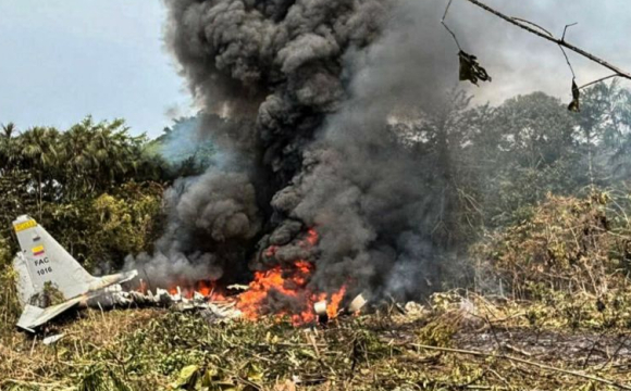 Розбився літак із військовими на борту: є багато загиблих
