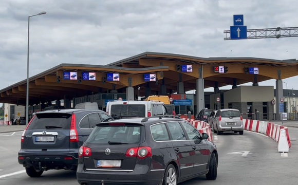 Черги на кордоні: що відбувається на Волинському пункті пропуску Устилуг