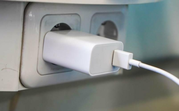 Ці 3 пристрої категорично заборонено залишати в розетці