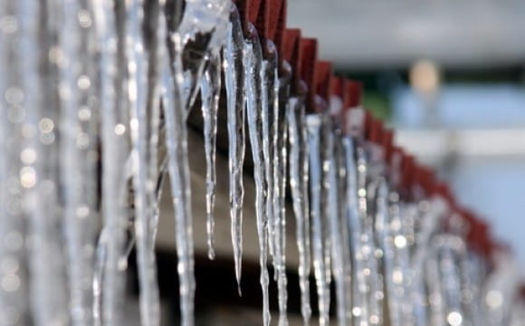 Волинян закликали прибирати сніг та бурульки з дахів