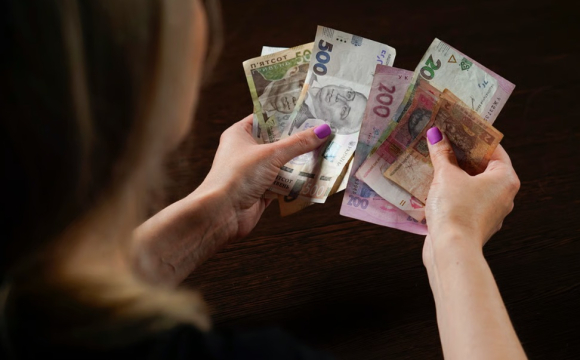 Українці до кінця жовтня не зможуть знімати готівку, як раніше