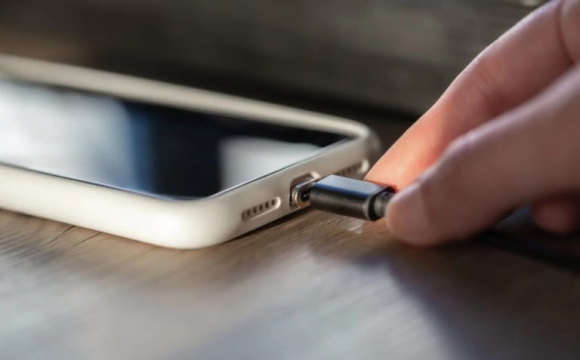 На скільки відсотків треба заряджати телефон