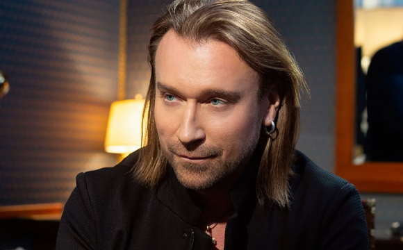 Відомий український співак, який втік з України, заявив, що на нього полюють чеченці