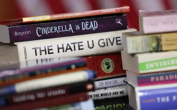 Жінка відмовилася купувати дитячу книжку через моторошну знахідку всередині