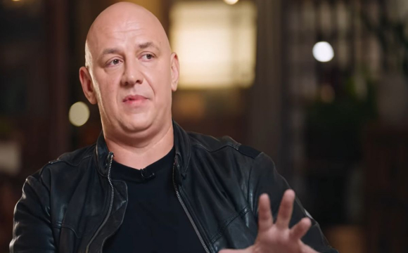 Відомий український співак, який втік з України, напідпитку співав російські пісні