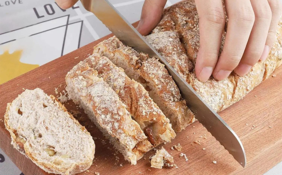 Ви неправильно ріжете хліб: простий трюк змінить усе