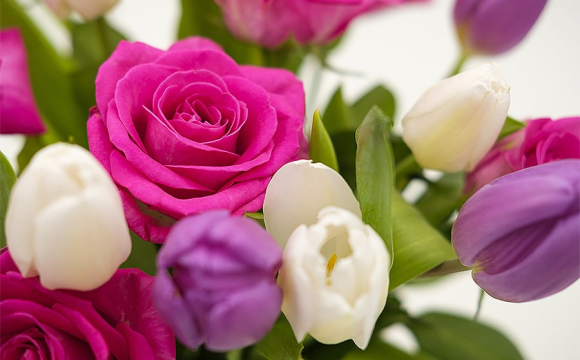 Священник пояснив, скільки квітів можна дарувати на свята й похорон