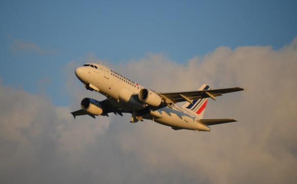 Перед посадкою літак майже на 20 хвилин застряг у небі