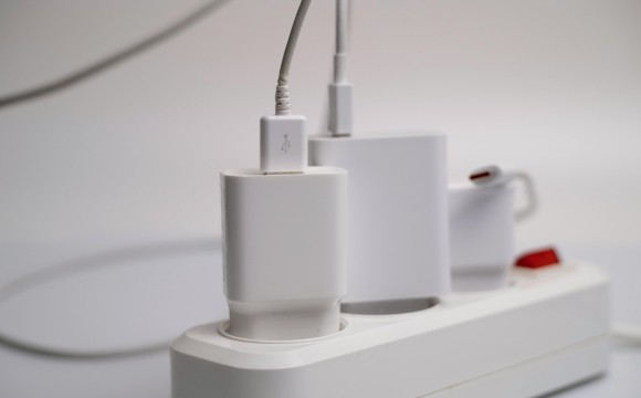 Українців закликали не залишати зарядку у розетці без телефона