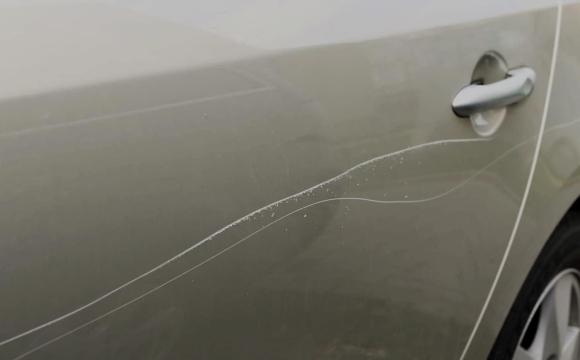 У Луцьку чоловік пошкодив два авто та втік