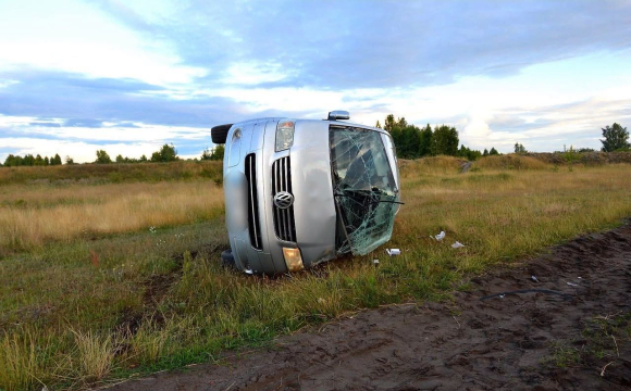 Не впорався з керуванням: на Волині перекинувся бус, водій загинув