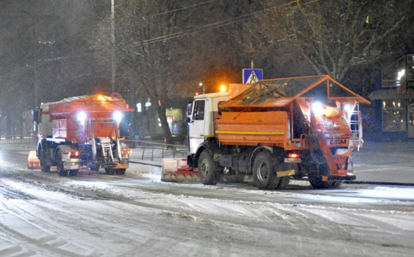 Луцьк сильно засипає снігом