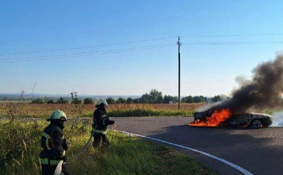 На Волині серед дороги загорілось авто