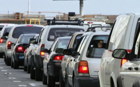 На українському кордоні масово застрягли авто: у чому причина