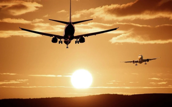 Над Львовом помітили дивні літаки