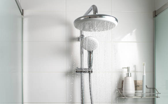 Ці речі категорично заборонено робити в душі: лікарі попередили про небезпеку