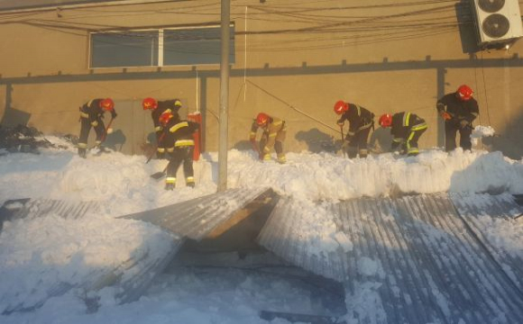 У Львові обвалився дах і заблокував сім людей