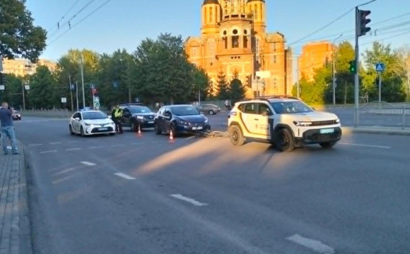 У Луцьку на Соборності знову ДТП: авто збило велосипедиста на переході