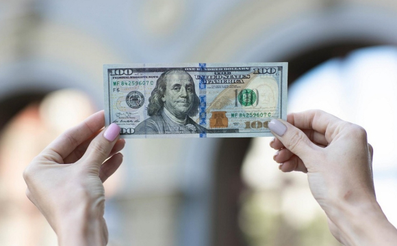 Українці не можуть обміняти долари: у чому причина
