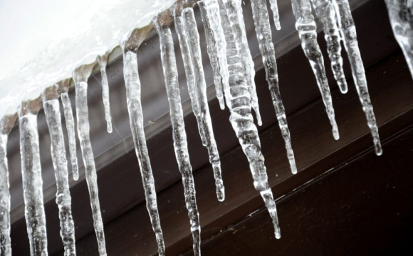 Жителів Луцька попередили про небезпечні бурульки на дахах