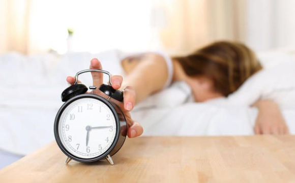 Чому з віком люди починають прокидатися раніше: відповідь здивує