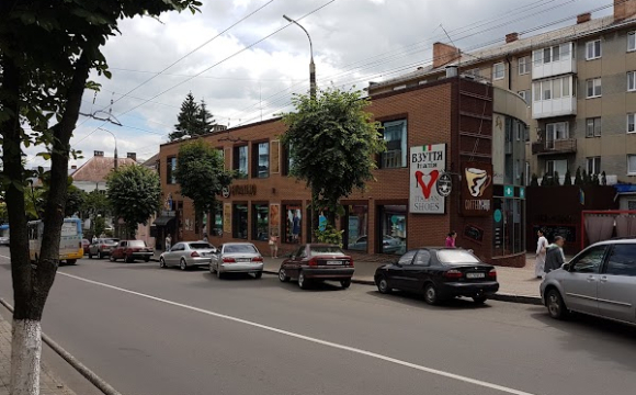 У Луцьку на Винниченка мотоцикл на швидкості влетів у авто