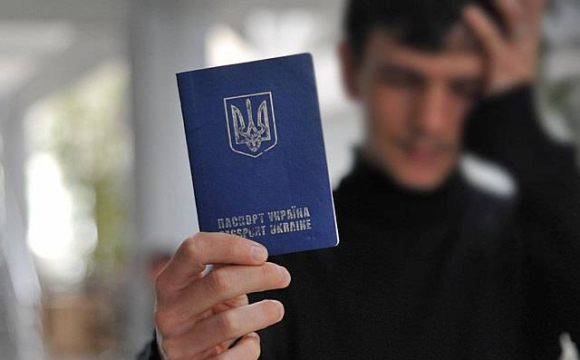 Українські закордонні паспорти більше не дійсні: у чому причина