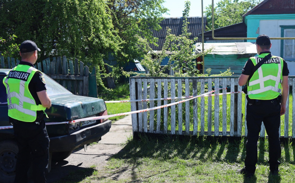 У селі чоловік застрелив 7-річну дитину і дружину та скоїв самогубство