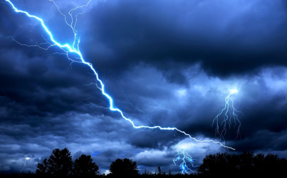 У жінку влучила блискавка і вона померла на кілька хвилин 