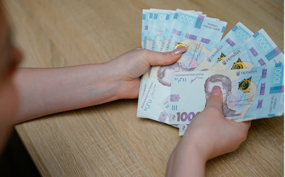 Скільки готівки українцям можна тримати вдома: названа сума